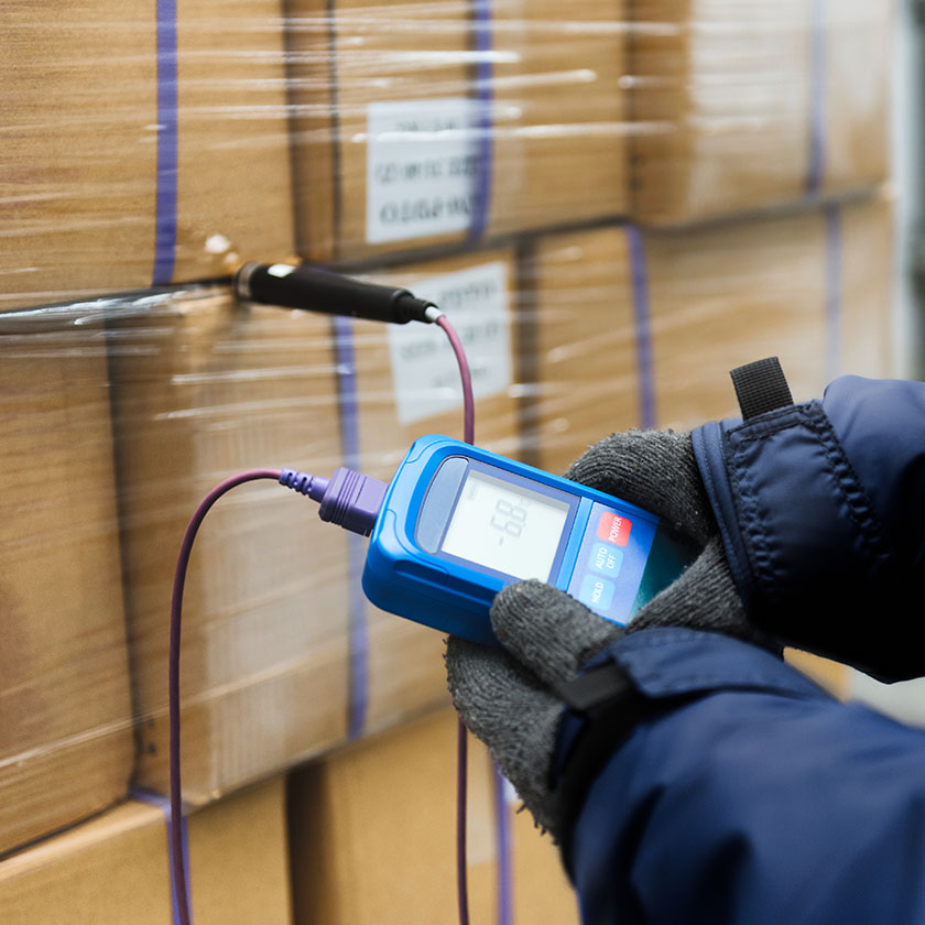 Mælingar á hitastigi afurað með handvirkum hætti.